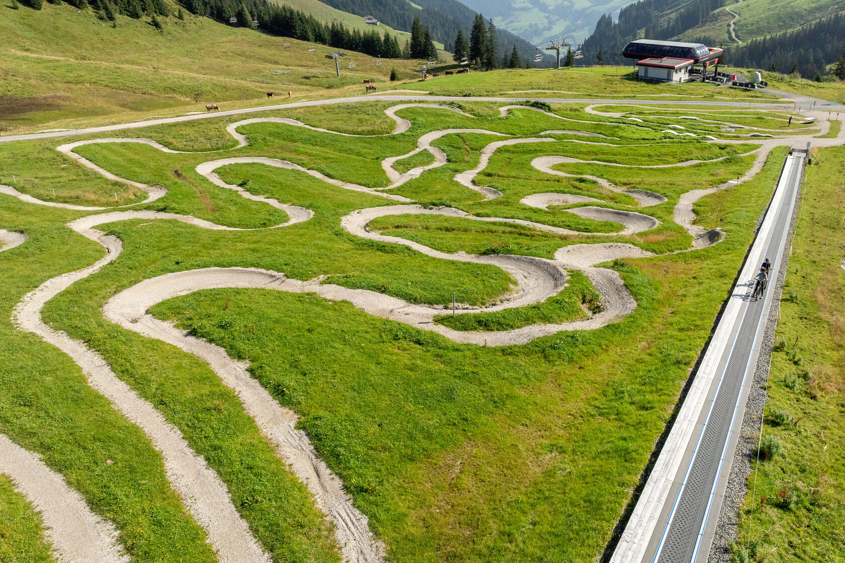 MTB Family Area Streiteck in Kitzbühel, zwei Radfahrer nutzen den Lift im Übungsbereich.