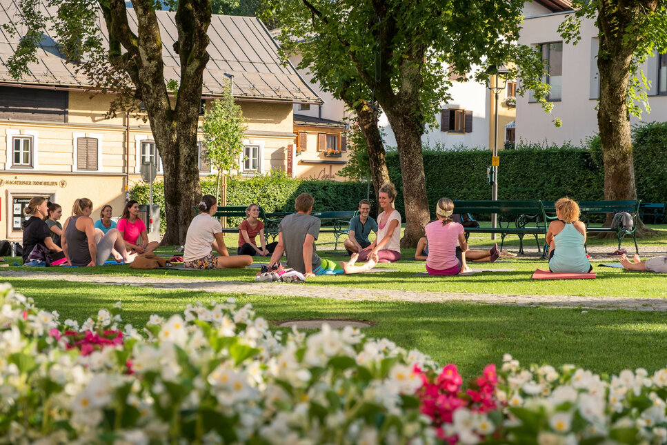 Yoga im Stadtpark in Kitzbühel