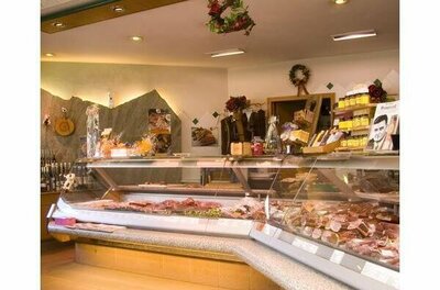 Krimbacher Metzgerei Verkaufstheke einer Metzgerei mit verschiedenen Fleisch- und Wurstwaren hinter Glas.