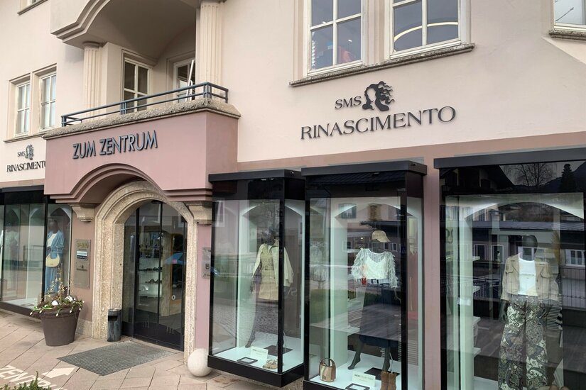 Boutique SMS Rinascimento Außenansicht des Bekleidungsgeschäfts Rinascimento mit Schaufenstern und Mannequins.