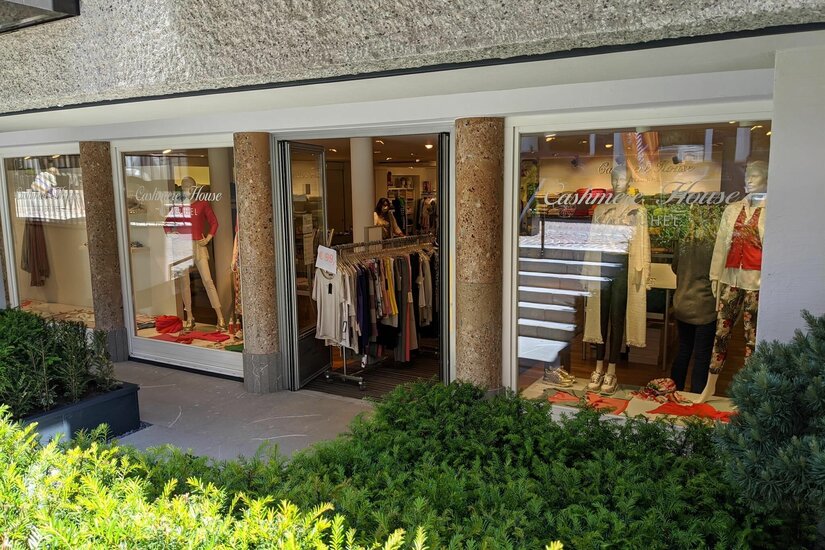 Cashmere House Ladenfront Außenansicht des Cashmere House Ladengeschäfts mit Schaufenstern und bekleideten Mannequins.