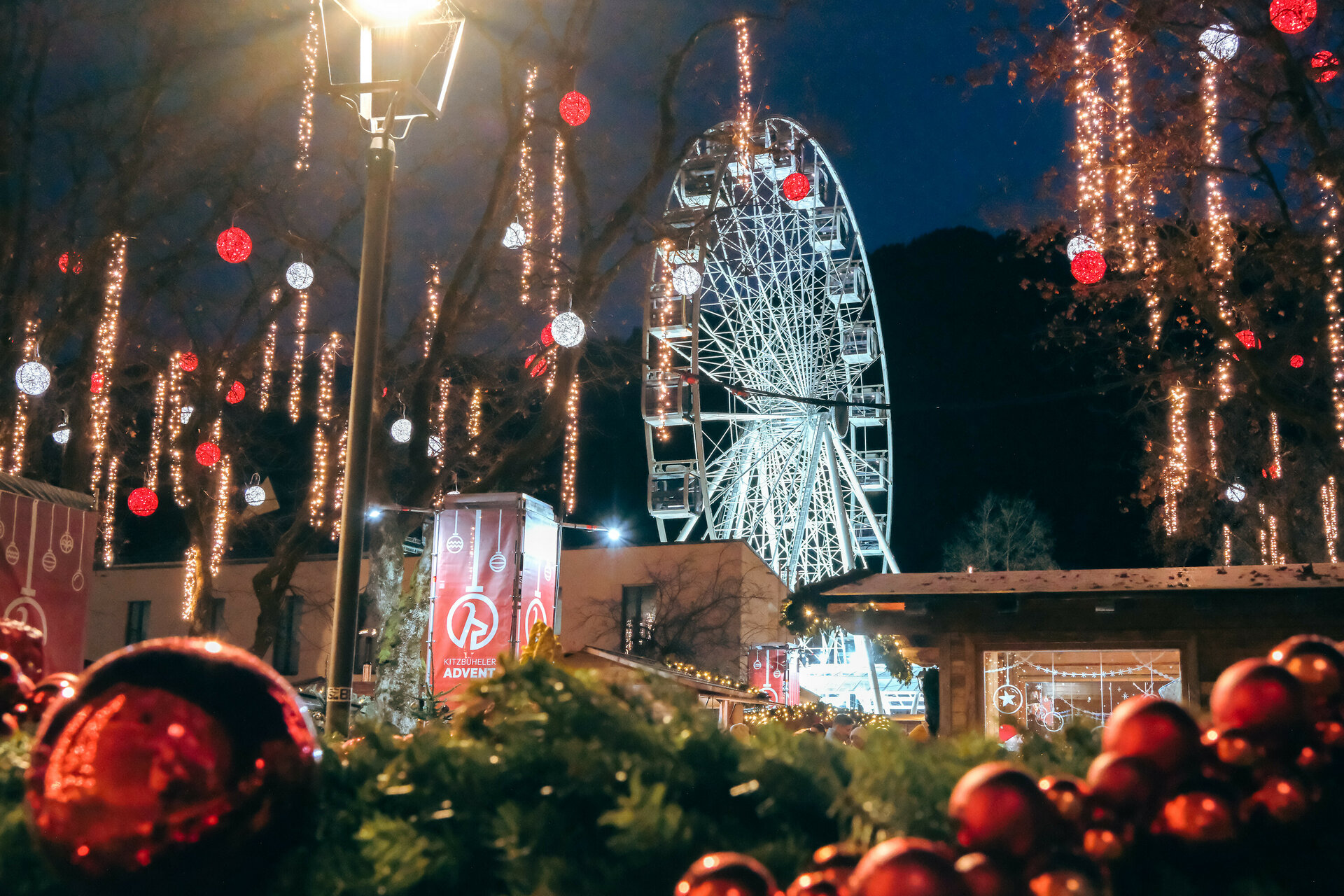 Advent market in Kitzbühel with a view of the Ferris wheel