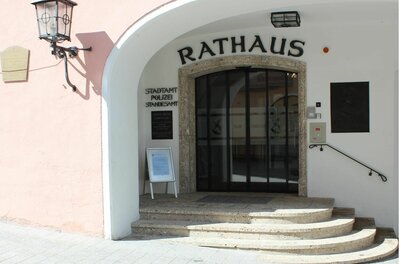 Eingangsbereich des Rathauses mit Steinstufen, Glastür und der Aufschrift Rathaus sowie Stadtamt.