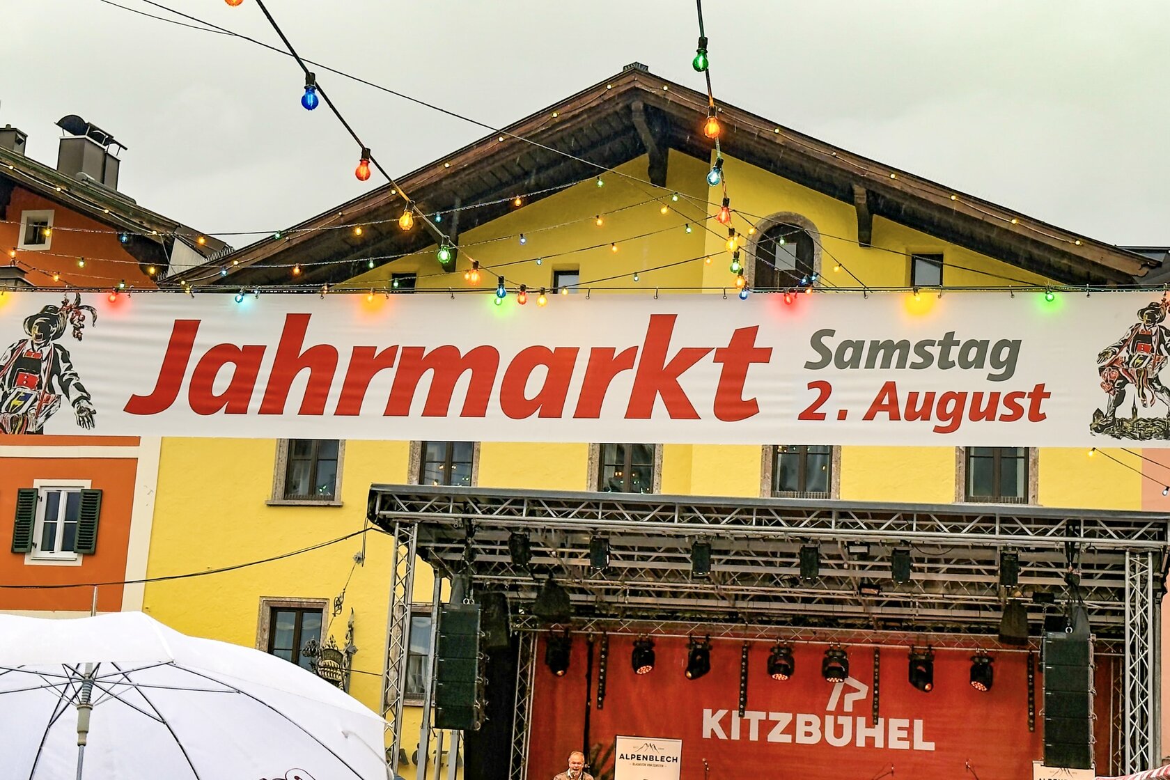 A banner bearing the words ‘Jahrmarkt in der Vorderstadt’ in Kitzbühel