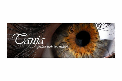 Tanja - Perfect Look & Nailart Nahaufnahme eines menschlichen Auges mit brauner Iris und Wimpern sowie dem Schriftzug Tanja.