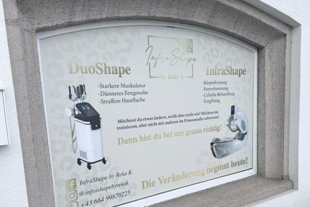 Infrashape Ein Werbeschild für InfraShape by Reka K. zeigt verschiedene Dienstleistungen zur Körperformung und Fettreduktion. Es betont die Verbesserung von Muskulatur und Haut.