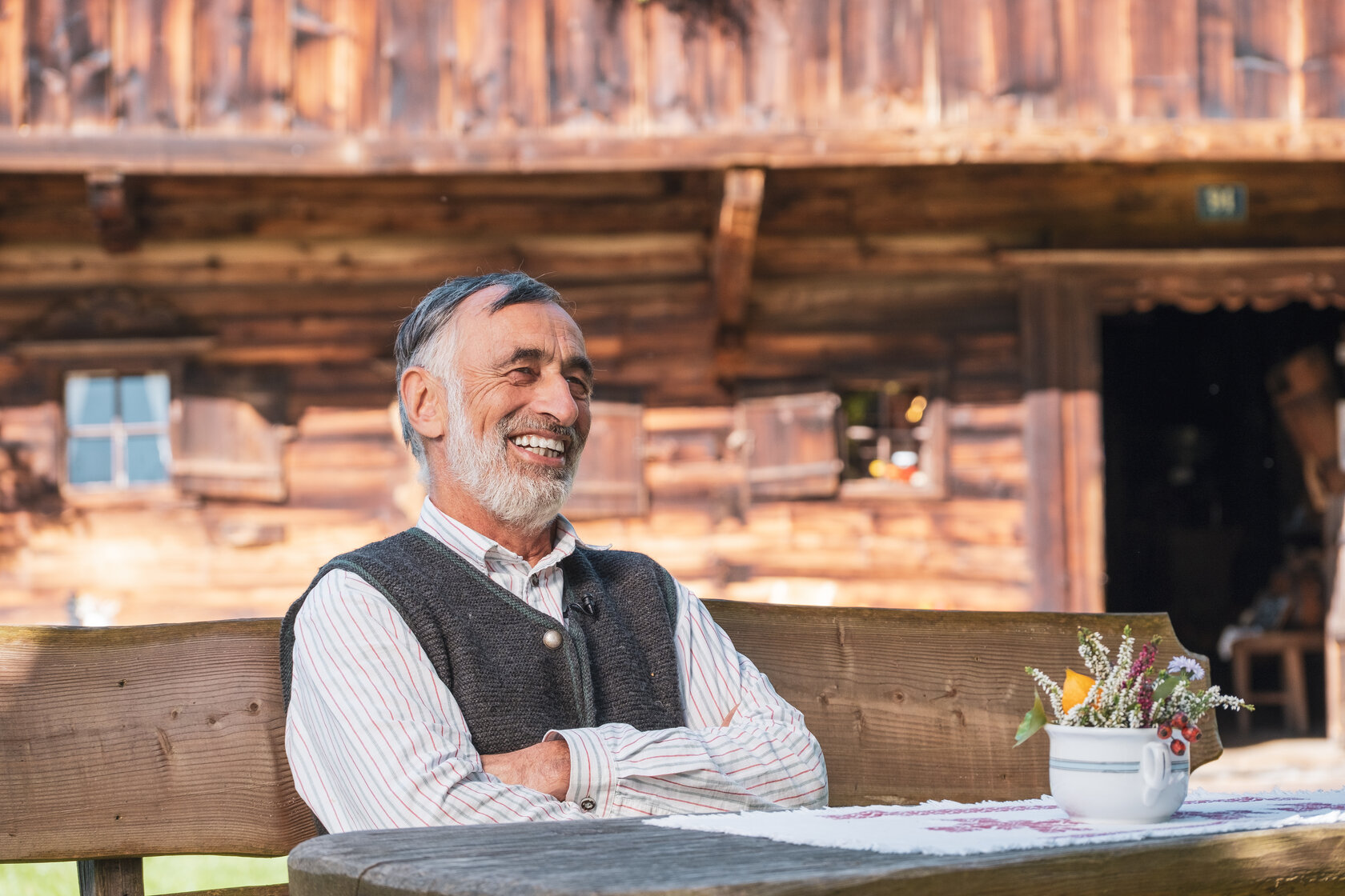 Willi Gionmoena, chairman of the "Tiroler Bauernhausmuseum Hinterobernau" association, in front of the farmhouse museum in Kitzbühel