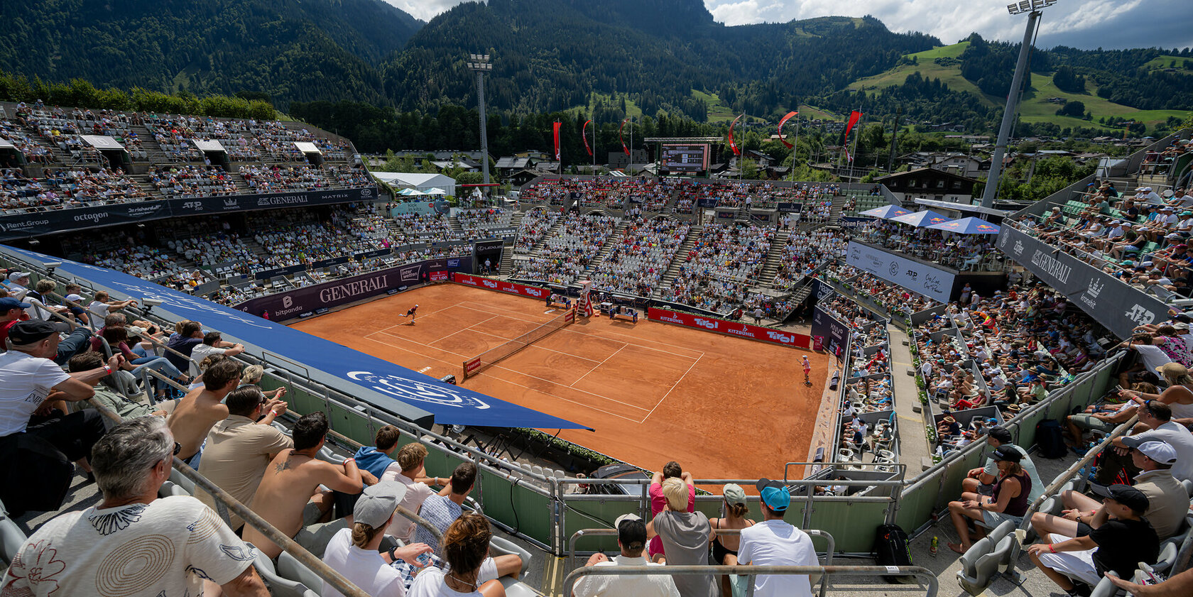 Kitzbüheler Tennisstadion mit Zuschauerplätzen
