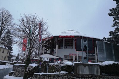 Talstation Hagstein im Winter Rundes Gebäude mit schneebedecktem Dach und Fahnenmasten im Winter.