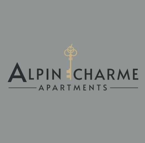 Schlafzimmer Ferienwohnung Kircherbauer Schlafzimmer mit Doppelbett aus Holz, Nachttischen und einem Fenster mit grauen Vorhängen.