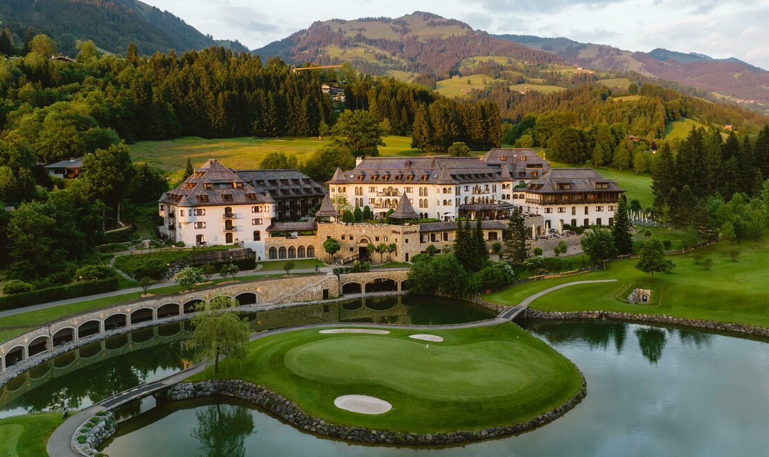 Hotelansicht Schlosshotel Kitzbühel Sommer