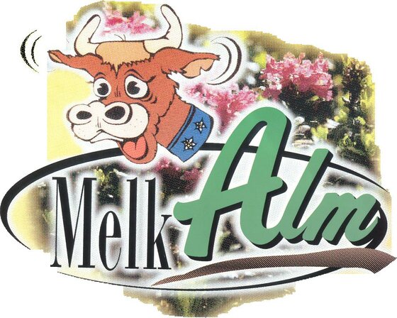 Vorlage Logo Melkalm Ein farbenfrohes Logo mit einem fröhlichen Kuhkopf und Blumen im Hintergrund. Der Text "Melk Alm" ist prominent in grüner Schrift sichtbar.