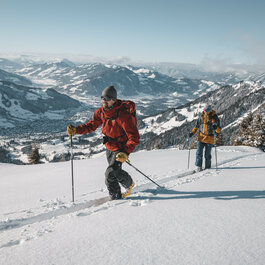Skitourengeher auf der Bichlalm