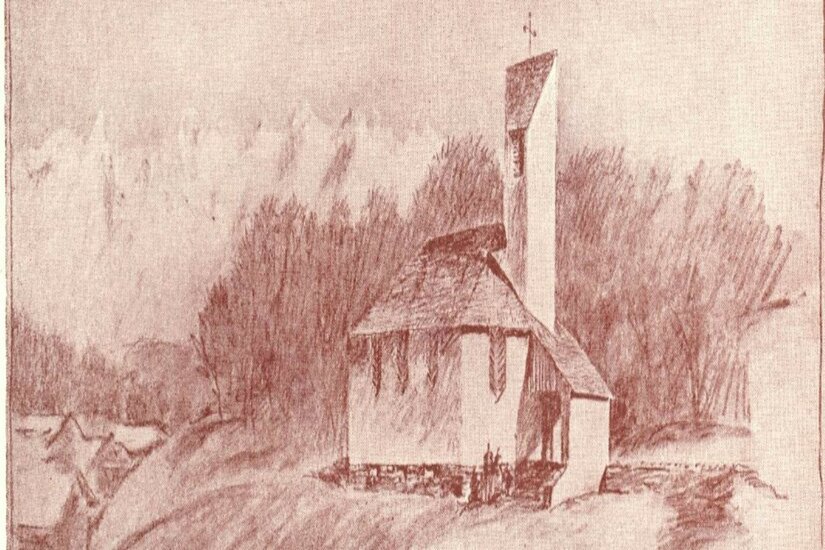 Eine kleine Kirche auf einem Hügel mit einem schmalen, hohen Turm. Umgeben von Bäumen und sanften Hügeln wirkt die Szene ruhig und malerisch.