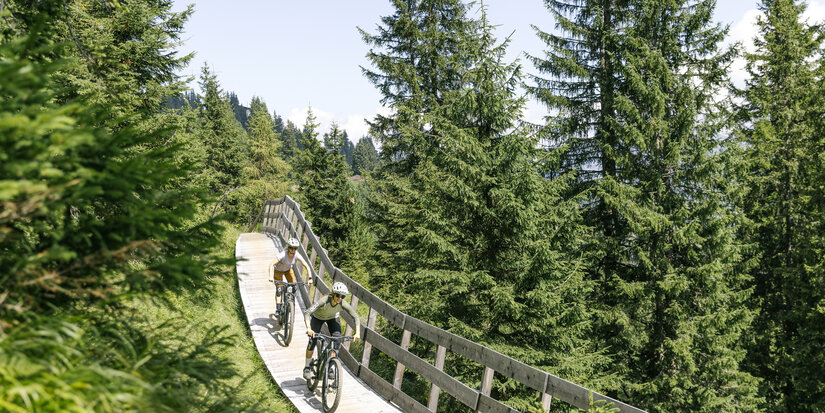 Biker ist auf einem Biketrail in Kitzbühel unterwegs