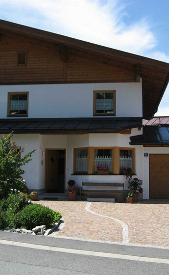 01 2015 05 08 Vorderseite Haus mit Eingang IMG_074