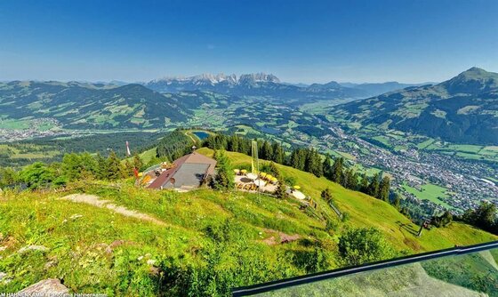 Aussichtsommer an der Hocheckhütte Blick von der Hocheckhütte auf Kitzbühel und das Gebirgsmassiv des Wilden Kaisers bei klarem Wetter.