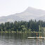 Familie am Schwarzse Eine Familie genießt einen sonnigen Tag auf einer schwimmenden Insel am Schwarzsee in Kitzbühel und bewundert die Natur mit dem Kitzbüheler Horn im Hintergrund.