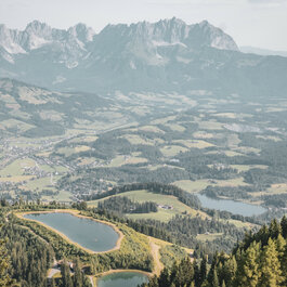 Blick vom Start der Streif in Kitzbühel auf den Wilden Kaiser im Sommer.