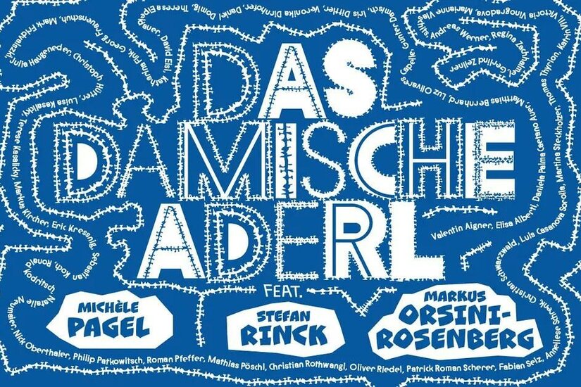 Blaues Plakat mit weißer Schrift Das Damische Aderl und zahlreichen Namen in Linienform.