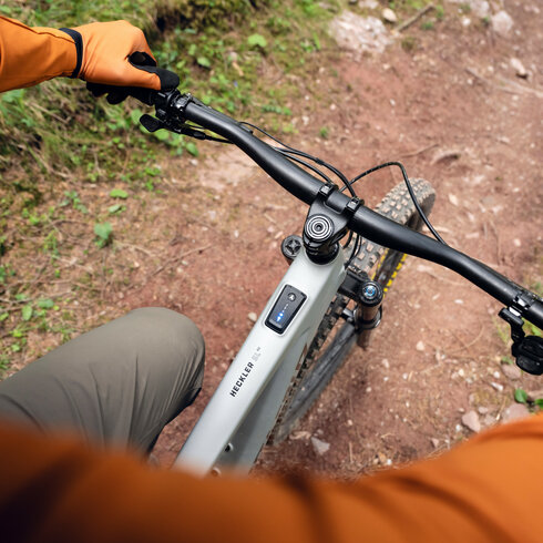 360 Flow Trails Kitzbühel, Mountainbiker mit Bike auf schmalem Trail.