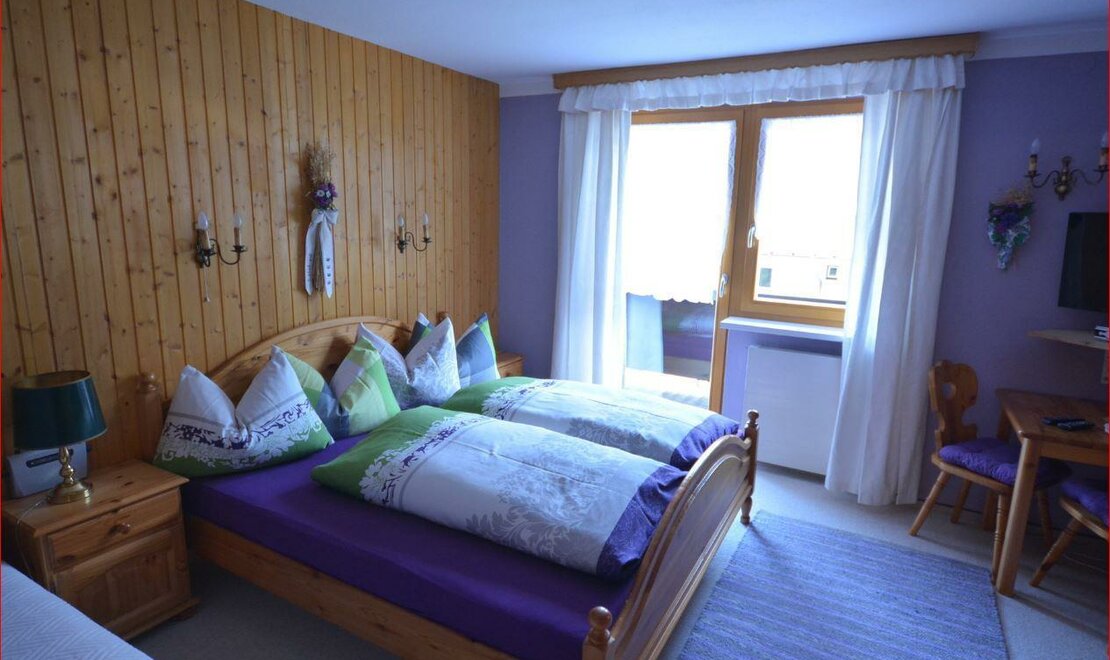 Haus_Schneerose_Jochberg_Schlafzimmer.JPG