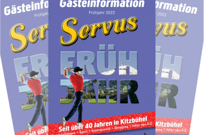 Eine Broschüre mit dem Titel "Servus" für Gästeinformationen im Frühjahr 2022. Sie zeigt einen Golfer im Aktion und hebt Aktivitäten in Kitzbühel hervor.