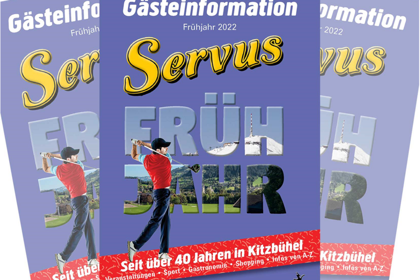 Servus Gästeinformation Eine Broschüre mit dem Titel "Servus" für Gästeinformationen im Frühjahr 2022. Sie zeigt einen Golfer im Aktion und hebt Aktivitäten in Kitzbühel hervor.