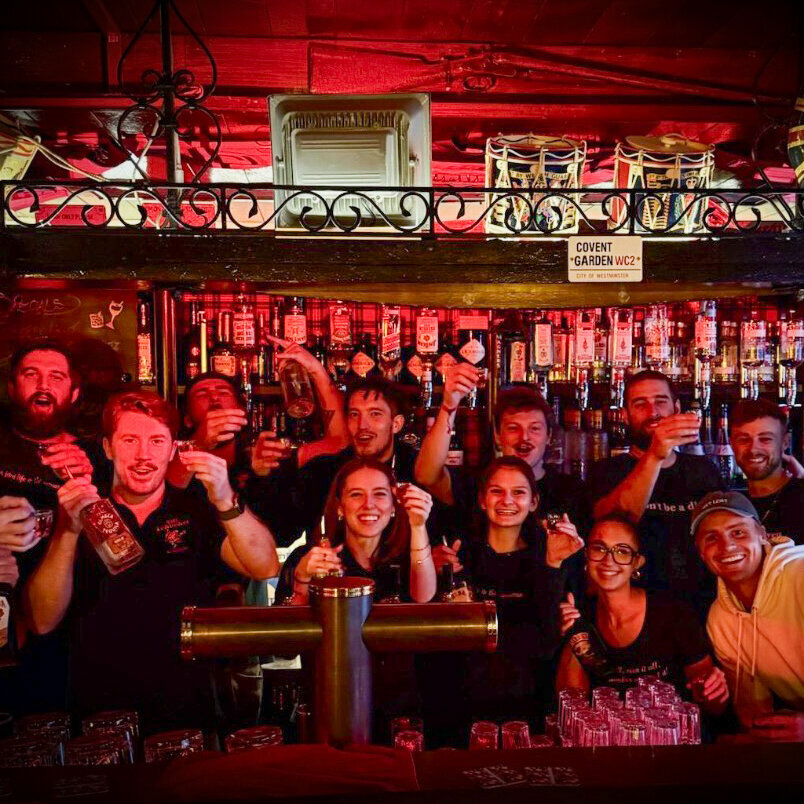 Menschen jubeln hinter der bar im The Londoner Kitzbühel