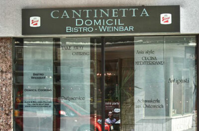 Domicil Cooking Bistro Weinbar Außenansicht der Cantinetta Domicil Bistro und Weinbar mit beschrifteter Glasfront.