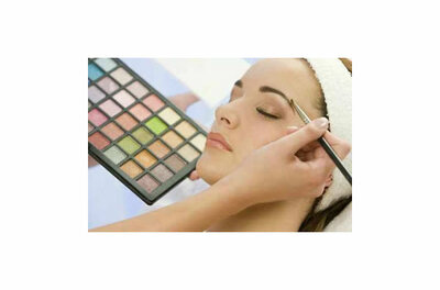 Kitz-Beauty Wellnessanwendung Eine Frau erhält ein professionelles Augenbrauen-Make-up mit Pinsel und Lidschattenpalette.