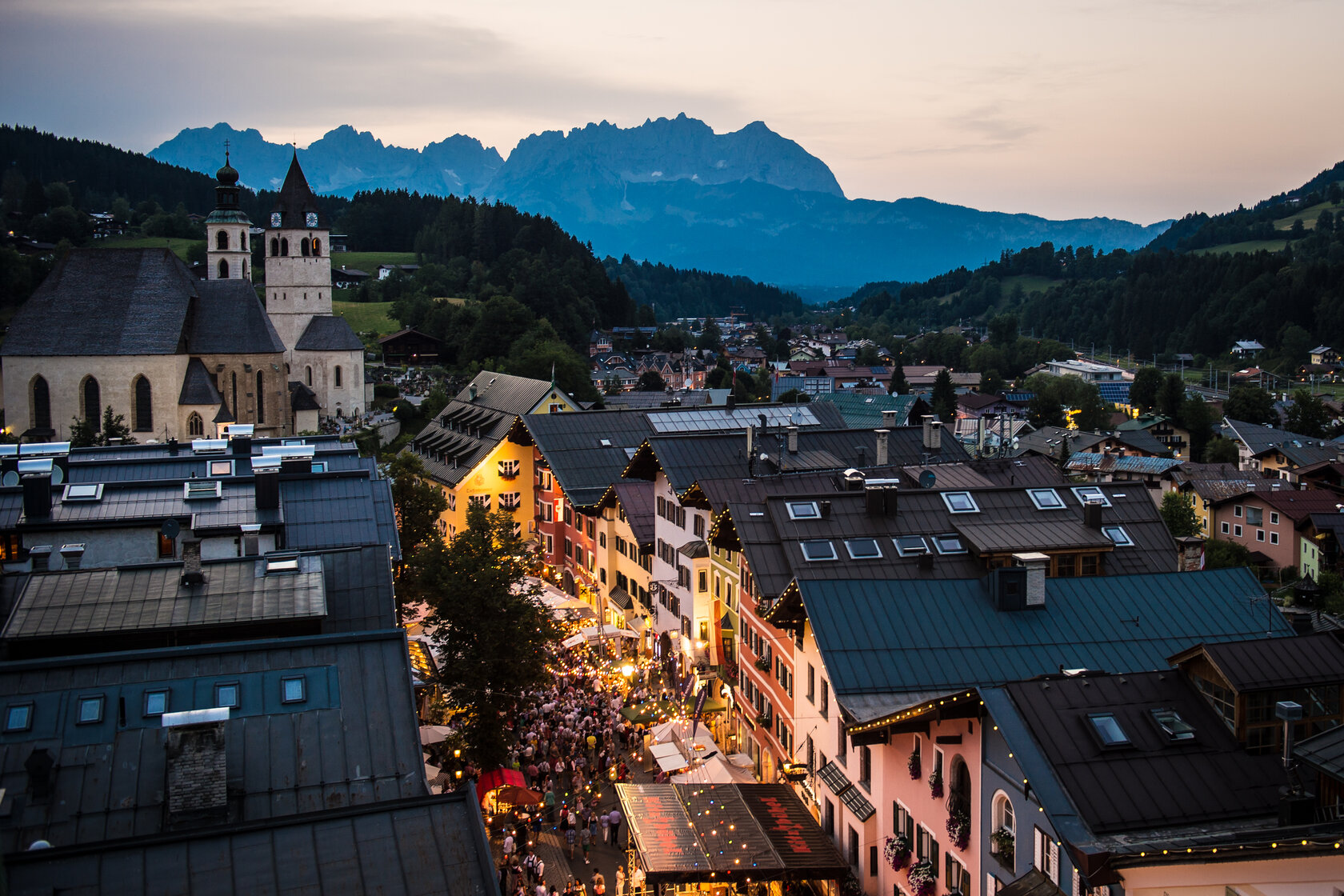 The Kitzbühel funfair seen from a bird’s-eye view, with a panoramic view of the Wilder Kaiser