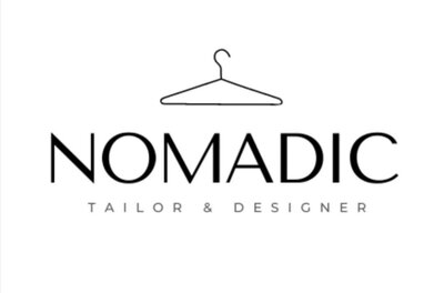 Logo Nomadic Tailor Logo mit Kleiderbügel-Symbol und dem Schriftzug NOMADIC TAILOR & DESIGNER in Schwarz auf weißem Grund.
