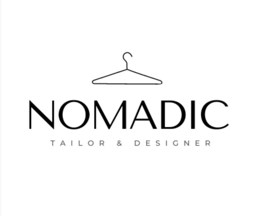 Logo Nomadic Tailor Logo mit Kleiderbügel-Symbol und dem Schriftzug NOMADIC TAILOR & DESIGNER in Schwarz auf weißem Grund.