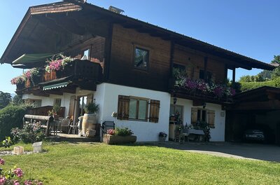 Die Wohnungen befinden sich im Erdgeschoss (App Streifblick - 102 qm)  wie im Tiefparterre (App Aschbach 45 qm) unseres Hauses und sind umgeben vom Garten und Terrassen