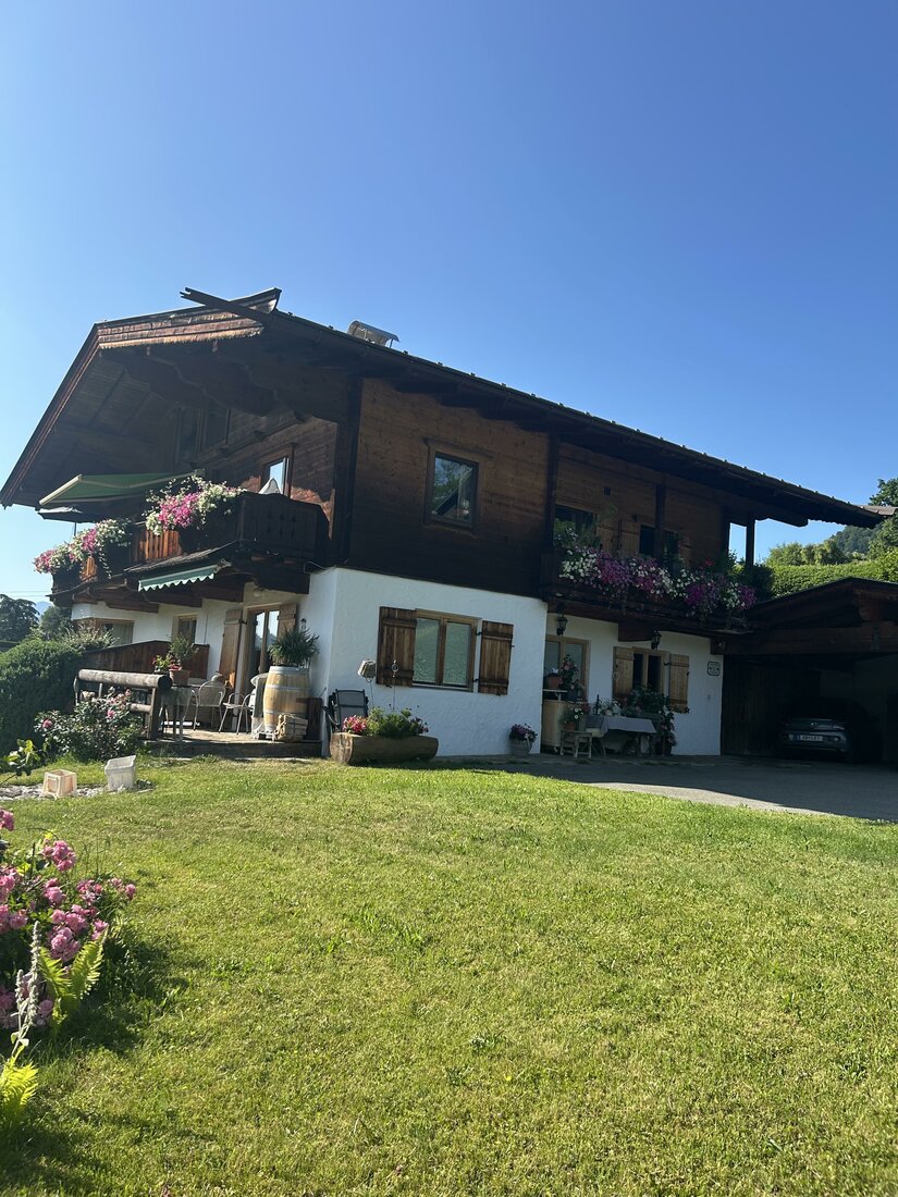 Die Wohnungen befinden sich im Erdgeschoss (App Streifblick - 102 qm)  wie im Tiefparterre (App Aschbach 45 qm) unseres Hauses und sind umgeben vom Garten und Terrassen
