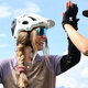Zwei Biker geben sich ein High Five