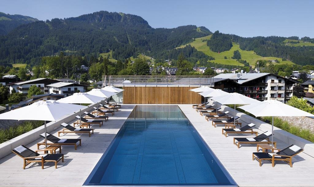 Hotel Schwarzer Adler Dachpool Blick Hahnenkamm
