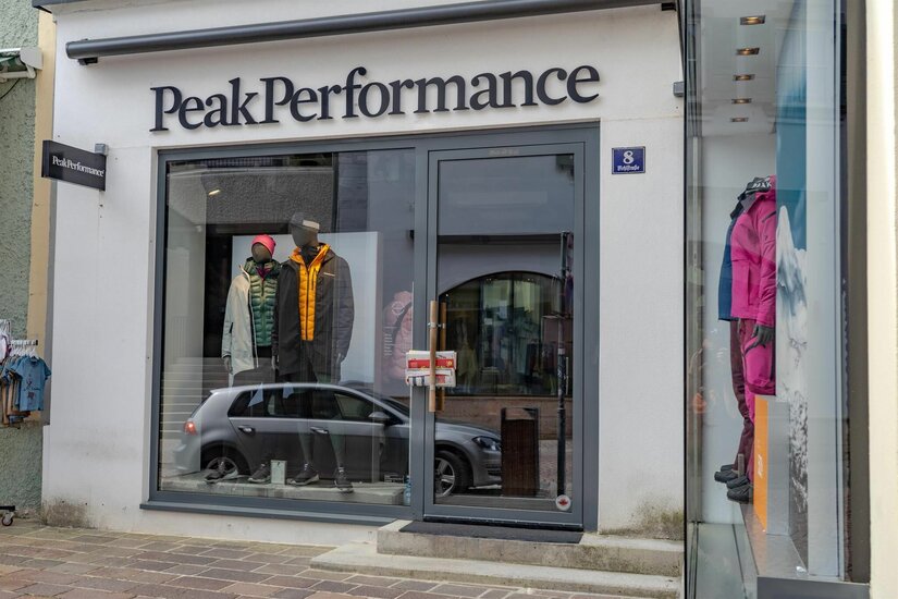 Peak Performance Store Außenansicht eines Peak Performance Sportgeschäfts mit Schaufensterpuppen in Outdoor-Bekleidung.
