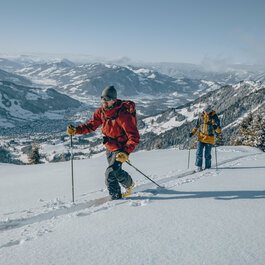 zwei Skitourengeher im Schnee