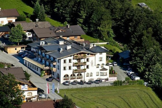 Hotel Wiesenegg Luftaufnahme Luftaufnahme eines mehrstöckigen Hotelgebäudes mit Parkplatz und angrenzenden Wiesen.