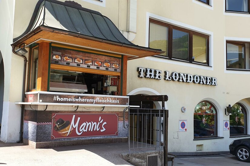 Außenansicht von Manni's Imbissstand neben dem Lokal The Londoner.