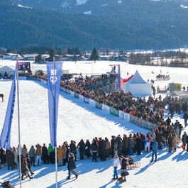 Spielfeld und Zuschauerbereich vom Snow Polo-Spiel in Kitzbühel
