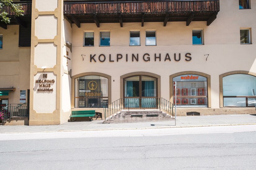 Kolpinghaus Ein Gebäude mit der Aufschrift "Kolpinghaus" an der Fassade. Es befindet sich in einer ruhigen Umgebung mit Fenster und Eingangstreppe.