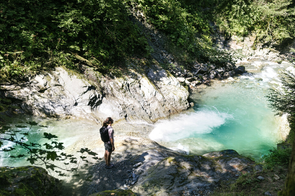 Wandern zum Sintersbacher Wasserfall im Sommer