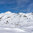 Eine schneebedeckte Berglandschaft mit Skiliften und einem klaren blauen Himmel, ideal für Wintersportler.