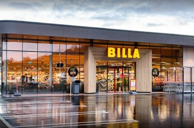 Billa St. Johannerstraße Außenansicht einer modernen Billa-Supermarktfiliale mit Glasfront und Parkplatz bei bewölktem Himmel.