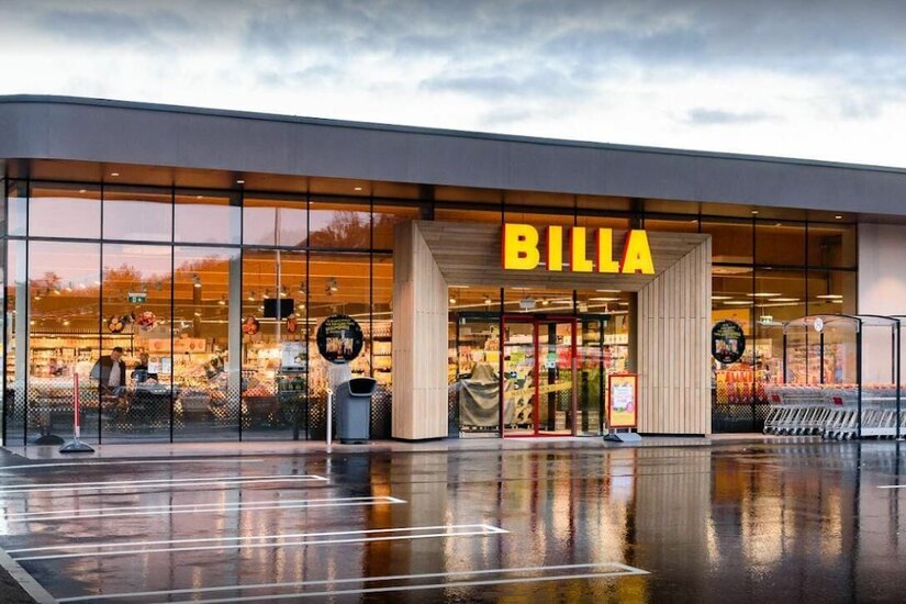 Billa St. Johannerstraße Außenansicht einer modernen Billa-Supermarktfiliale mit Glasfront und Parkplatz bei bewölktem Himmel.