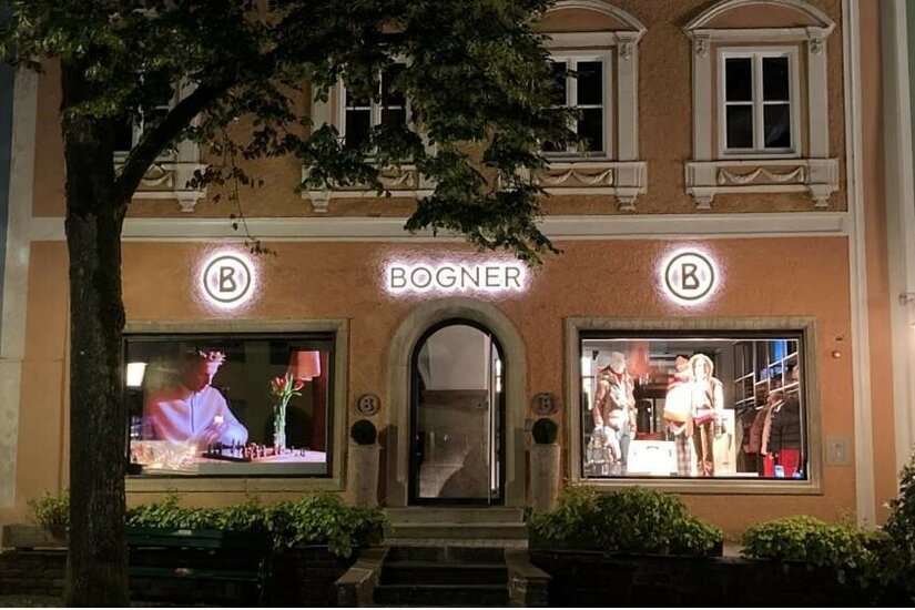 Bogner Ladengeschäft bei Nacht Beleuchtete Fassade eines Bogner-Ladengeschäfts bei Nacht mit Schaufenstern und Logo.