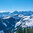 Eine atemberaubende Winterlandschaft mit schneebedeckten Bergen und einem klaren blauen Himmel über den Kitzbüheler Alpen.